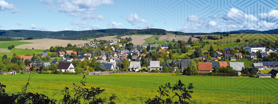 Weitblick über eine Kleinstadt im Grünen gelegen.