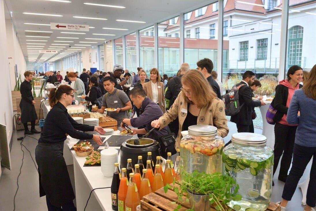 Teilnehmer am Buffet der Veranstaltung