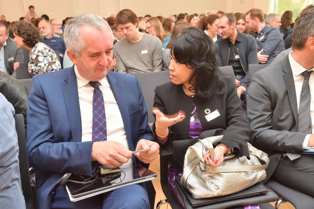 Gesprach zwischen Herrn Staatsminister Schmidt und Frau Yamaguchi von der UN Universität