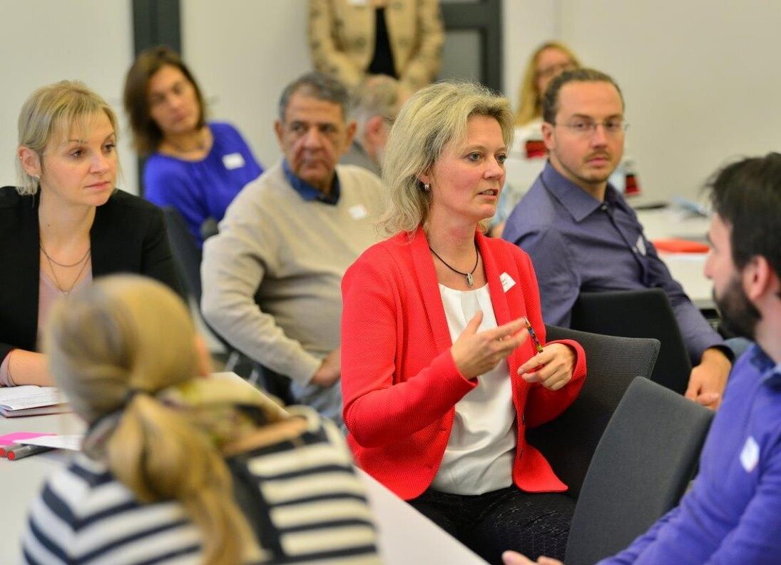 Rege Diskussion der Teilnehmer in Forum 1