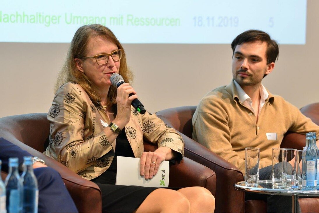 Frau Professor Günther und Herr Toni Kiel in der Diskussionsrunde