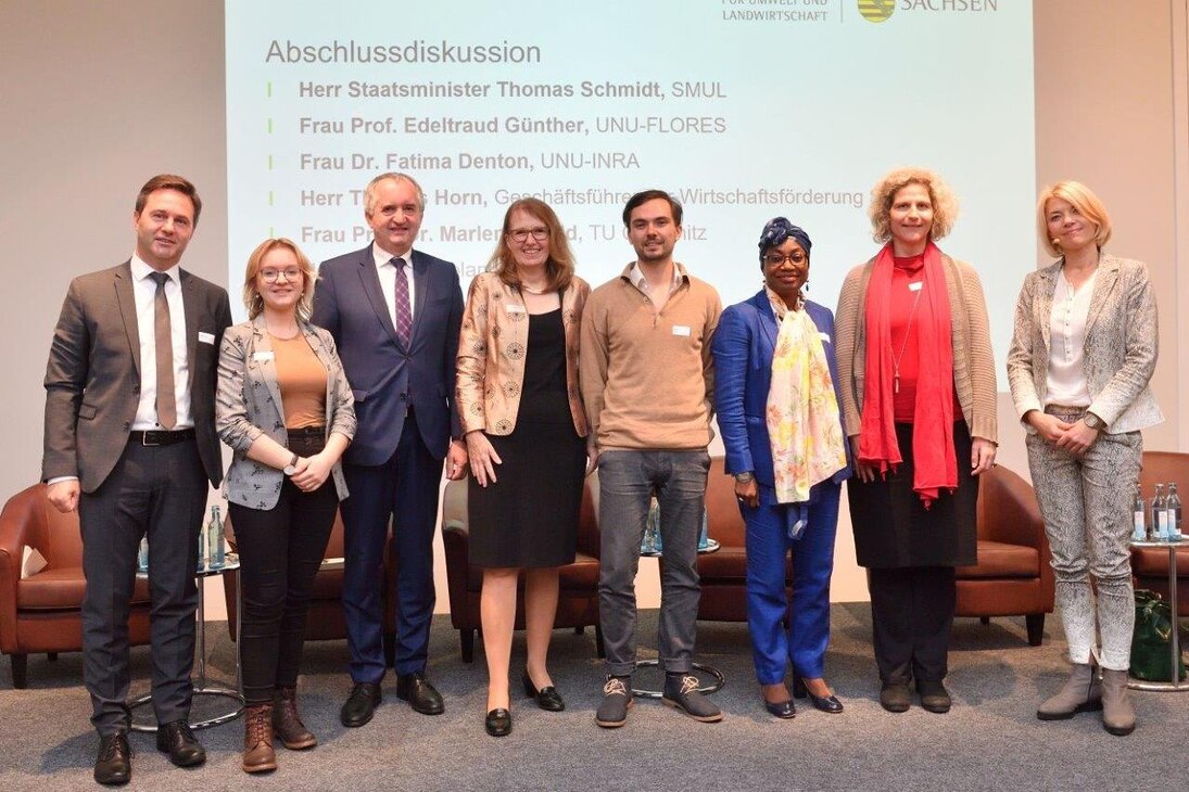 Gruppenbild mit den Teilnehmern der Diskussionsrunde